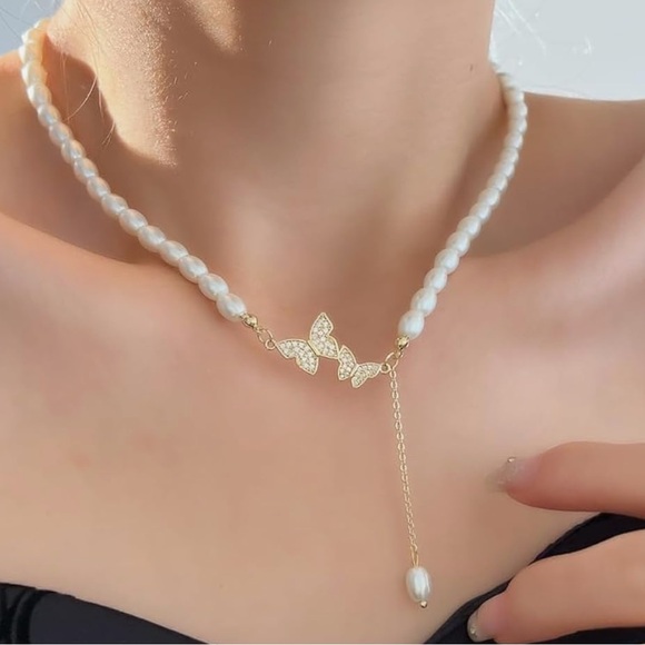 Faux pearl and butterflies necklace - Picture 3 of 3